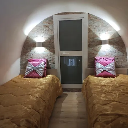 La Casa Delle Sorprese Apartment *